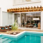 terrasse piscine en carrelage : design et durabilité